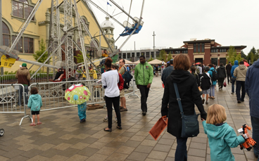 Image of people next to a ferris wheel behind the Aberdeen Pavilion at TD Place