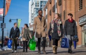 friends shopping at lansdowne